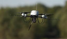 Colpito da un drone mentre era nella sua auto: l'apparecchio era fuori controllo