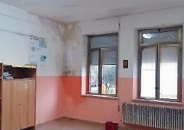 Alatri, alunni con l'ombrello in aula: scatta la protesta dei genitori