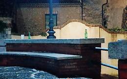 Belvedere scambiato per il bancone di un bar: bottiglie abbandonate e degrado