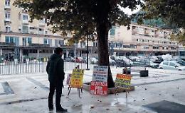 Padre protesta in piazza: combatte per vedere la sua bambina