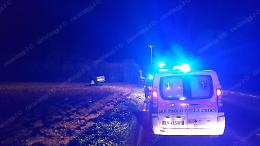 Esce fuori strada e si ribalta con l'auto: 18enne in prognosi riservata