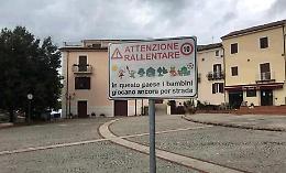 Un paese a misura di bambini: zero social, tutti a giocare in piazza