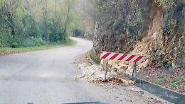 Frane sulla provinciale, strada pericolosa per lo scuolabus: mamme in protesta