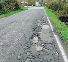 Via dei santi impraticabile, tra buche e incidenti: l'appello per la sicurezza