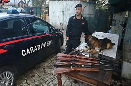 Fabbricava e modificava armi, in casa aveva un arsenale: 37enne in manette