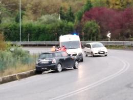 Perde il controllo dell'auto e sbatte contro il guardrail: ferita una donna