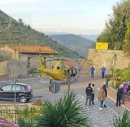 Cade dal tetto mentre pulisce la grondaia: sta meglio il giovane operato ieri