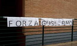 Malore papà Guglielmo, striscioni fuori l'ospedale. Quadro clinico stazionario