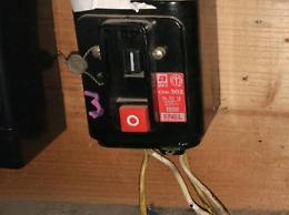 Ruba l'energia elettrica ad uno straniero: scoperto e arrestato
