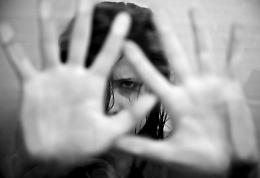 Canti, balli e poesie: i bambini urlano il loro "no" alla violenza sulle donne
