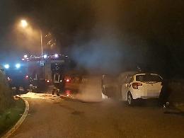 L'auto brucia: il conducente fa in tempo ad accostare. Poi si scatena l'inferno