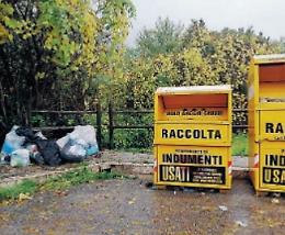 Cassonetti per abiti usati diventano discariche: gli incivili lasciano di tutto
