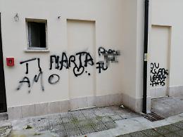 Vandali in azione, scritte sui muri del palazzo comunale: cittadini indignati