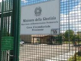 Aggressione in carcere: detenuto minaccia agente con un pezzo di vetro