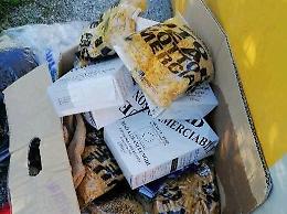 Prendono i pacchi alimentari ma poi li buttano: caccia ai finti poveri