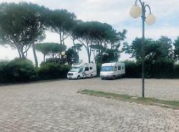 Dorme in auto al buio di un piazzale: una triste storia di indifferenza