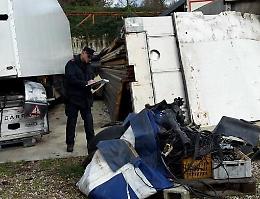 Smaltiva illecitamente i rifiuti della sua autofficina su un terreno: denunciato