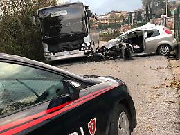 Violento sconto tra un autobus e un'auto: grave un giovane