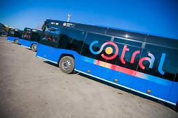 Sale sul bus, non vuole pagare il biglietto e blocca la corsa: denunciato