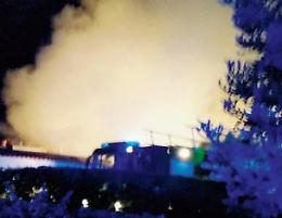 Fiamme nel garage, il fuoco raggiunge la loro casa: padre e figlio ustionati