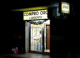 Colpo grosso al "Compro Oro": in azione la banda del buco, nel bottino un tesoro