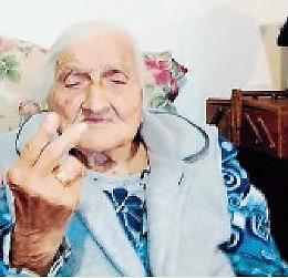 Nonna Lucia compie 102 anni: il segreto di lunga vita dell'arzilla nonnina