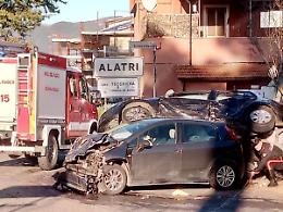 Scontro fra due auto, una carambola e si schiaccia sull'altra: un ferito grave