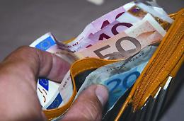 Truffano negozianti con banconote da venti euro contraffatte: arrestati