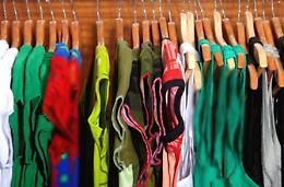Solidarietà, alimenti e abbigliamento gratuiti per i bisognosi