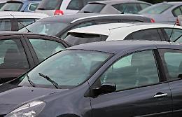 Parcheggio selvaggio: bloccati scuolabus e altri mezzi, scatta la polemica