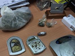 Lo seguono e a casa trovano droga e materiale per confezionare dosi: arrestato