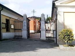 Ceprano, manca il custode: il cimitero è chiuso e i cittadini restano fuori