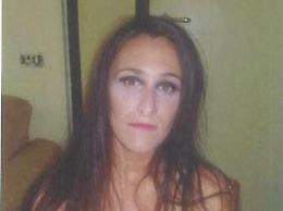 Madre costretta a prostituirsi e i bimbi appesi al balcone con un cesto