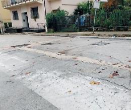 Strade asfaltate da poco e già piene di buche: esplode la protesta dei cittadini