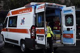 Non riesce a frenare la bici e si schianta su una cabina Enel: muore un giovane