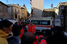 Fulminato da un infarto mentre va dal barbiere: tra i soccorritori i due figli