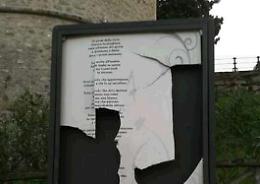 Distrutta la stele del poeta, città in balia dei vandali che rompono tutto