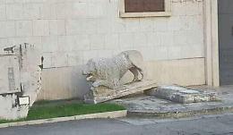 Colpo di sonno: giovane si schianta su una statua e un'auto parcheggiata