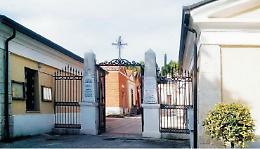 Agenzia funebre rimuove le corone di un defunto senza permesso: caos al cimitero