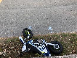 Muore nello scontro tra la sua moto e un'auto: due comunità in lutto per Lorenzo