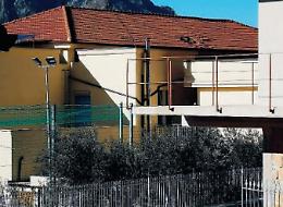 Forti raffiche di vento in città: danneggiato il tetto della scuola primaria