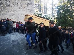 Funerali Lorenzo Quattrociocchi: palloncini bianchi per l'ultimo saluto