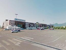 Banda di cileni in azione al centro commerciale Le Sorgenti: un arresto