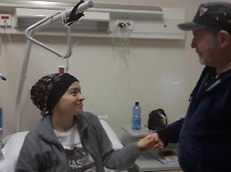 Giovane malata oncologica riceve la visita di Vasco Rossi e Curreri