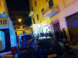 Uccide la cugina e il marito di lei, poi si spara: l'agguato sul pianerottolo