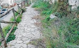 Rocca di San Leucio nel degrado, tra rifiuti e incuria: la polemica