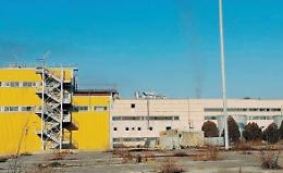 Incendio all'ex Videocolor, il fumo nero fa paura: incubo veleni nell'aria