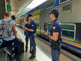 Infastidisce i passeggeri sul treno, poi minaccia gli agenti: indiano denunciato