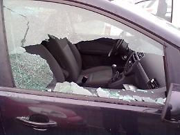 Ladri-vandali in azione: sfondano il finestrino di un'auto per pochi euro