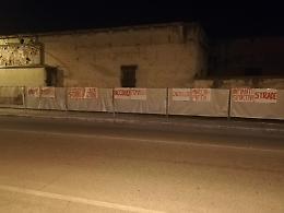 Manifesti di protesta sul cantiere della scuola di Renzo Piano: blitz notturno